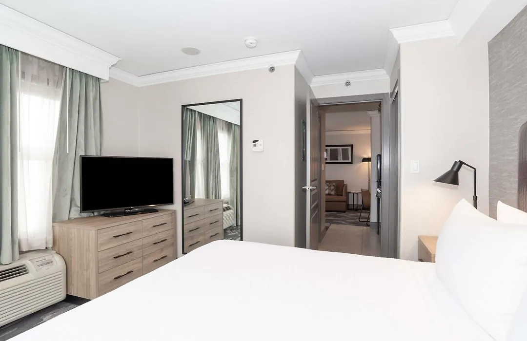 Sandman Signature Toronto Airport Hotel-1